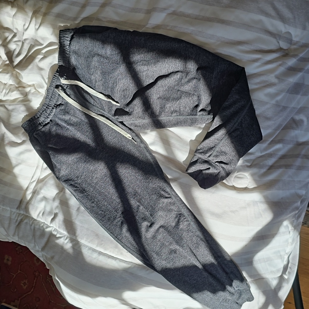 Womens Vuori Performance Joggers Sz XS Heathered black color.